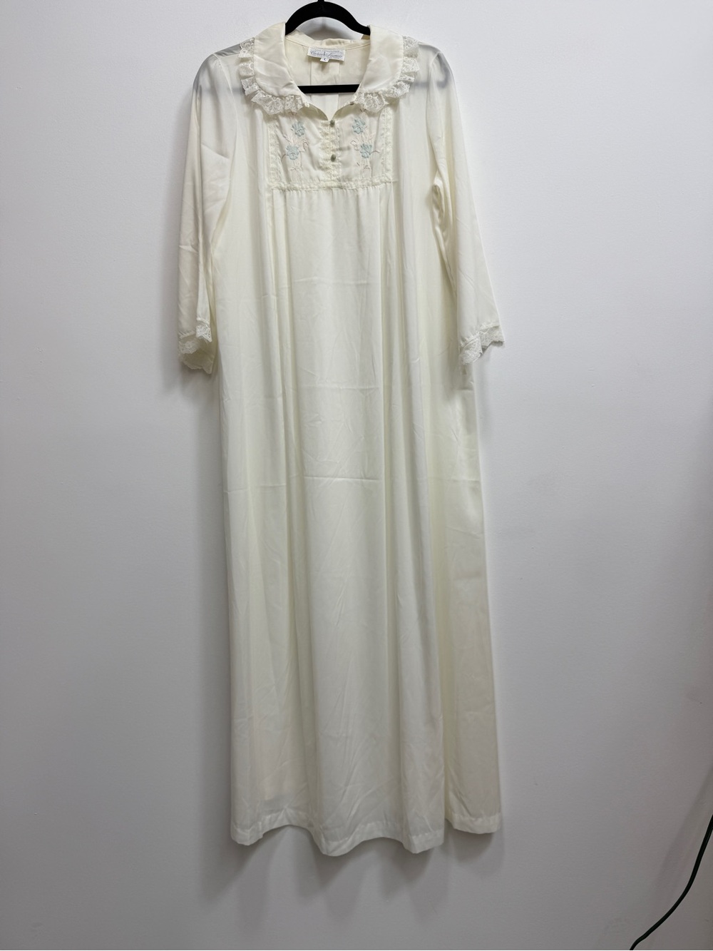 Vintage Elegant Cream Long-Sleeve Nightgown with Lace Collar caftan robe woman